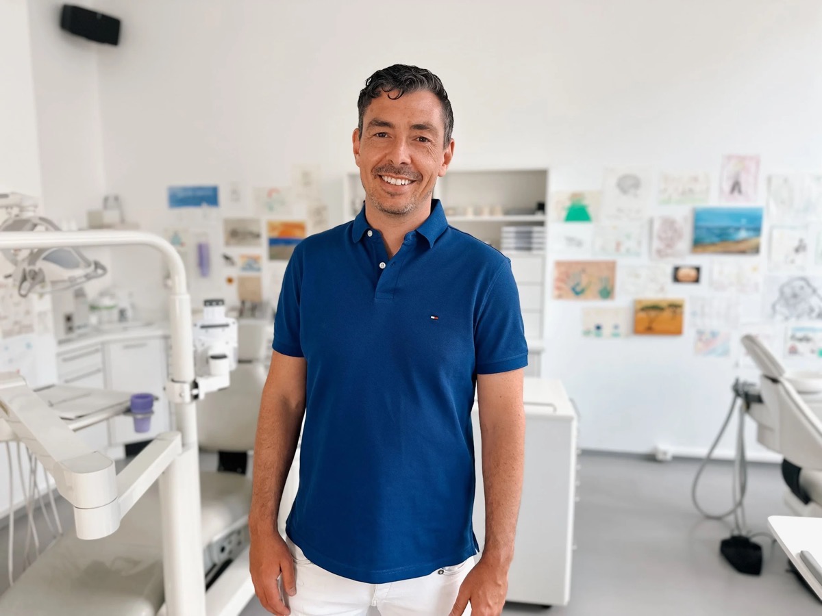 Dr Christoph Dippold lachend in der Kieferorthopädie Praxis an den Erlanger Höfen