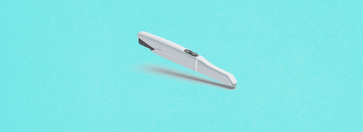 3Shape Trios 5 – Intraoralscanner auf hellblauem Hintergrund als Zeichen für die modernen Behandlungsmöglichkeiten in der Kieferorthopädie Praxis an den Erlanger Höfen.