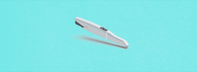 3Shape Trios 5 – Intraoralscanner auf hellblauem Hintergrund als Zeichen für die modernen Behandlungsmöglichkeiten in der Kieferorthopädie Praxis an den Erlanger Höfen.